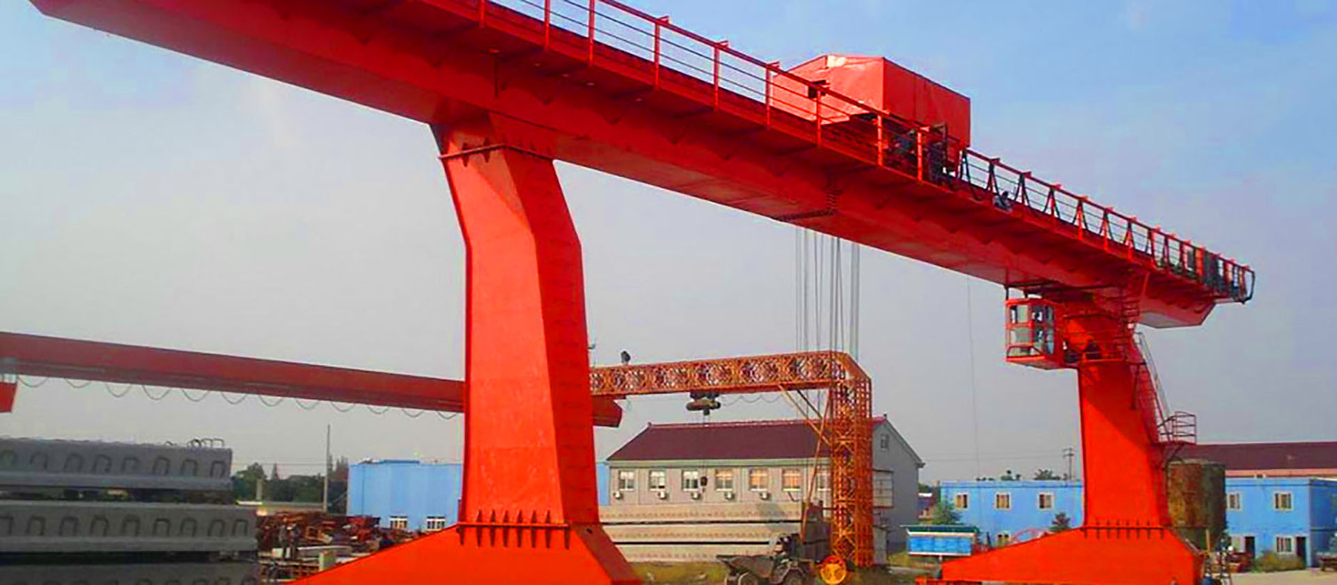 Ponte a cavalletto installato in un cortile di stabilimento