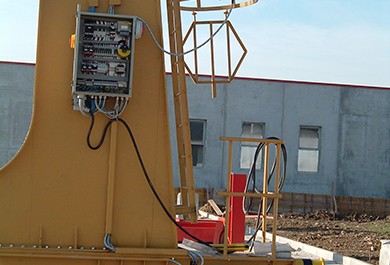 Quadro elettrico sul pilastrino di un carroponte da 50 tonnellate