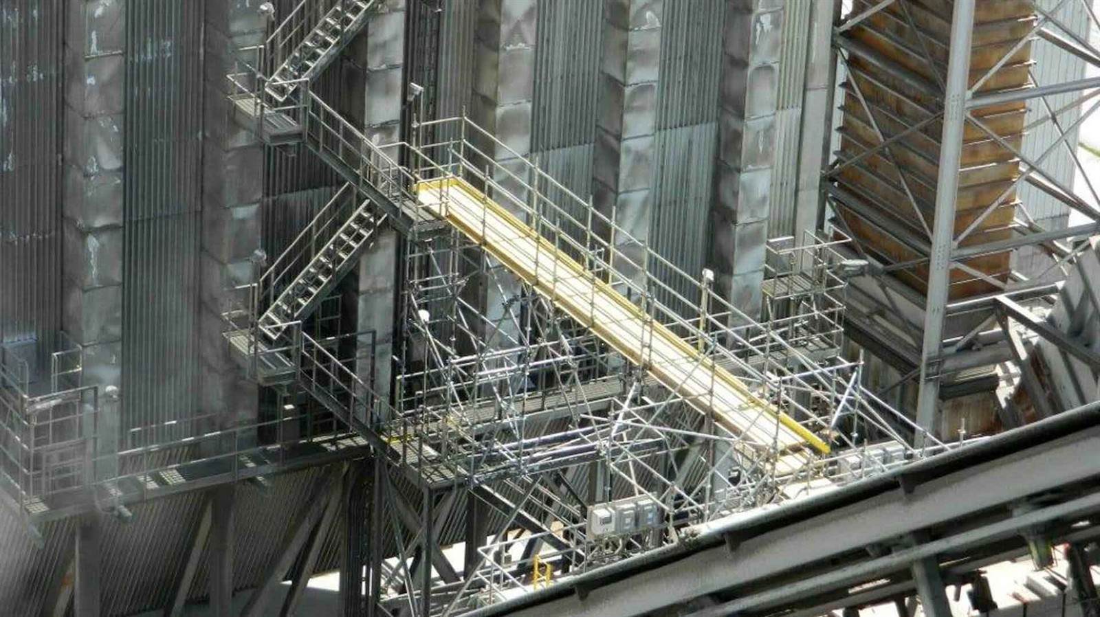Access platforms and industrial structures inside a production plant